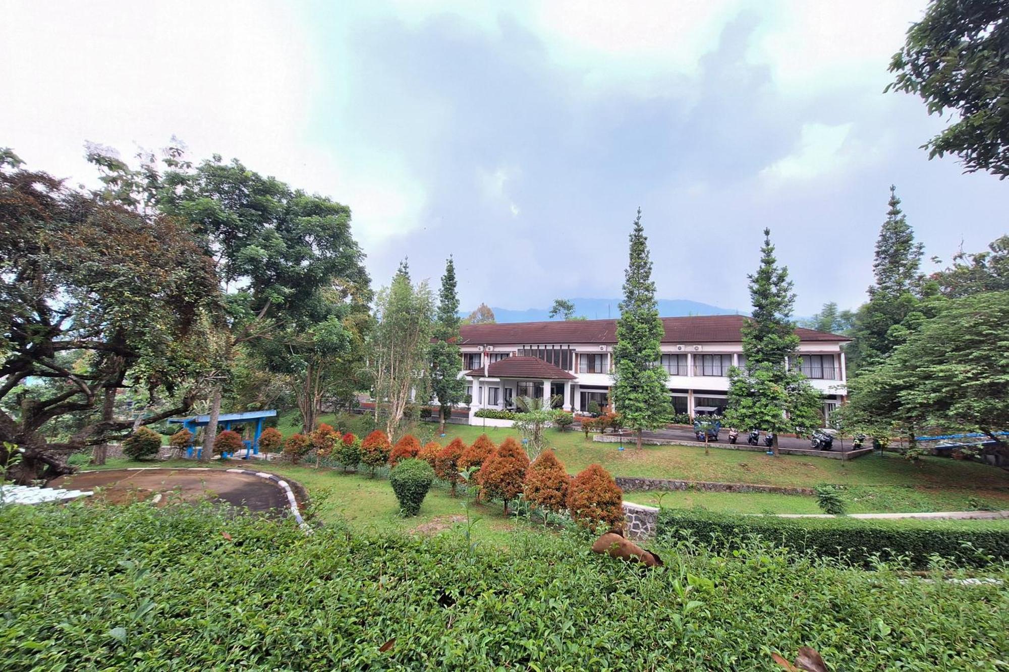 Reddoorz Resort At Tridaya Cisarua Puncak Екстер'єр фото