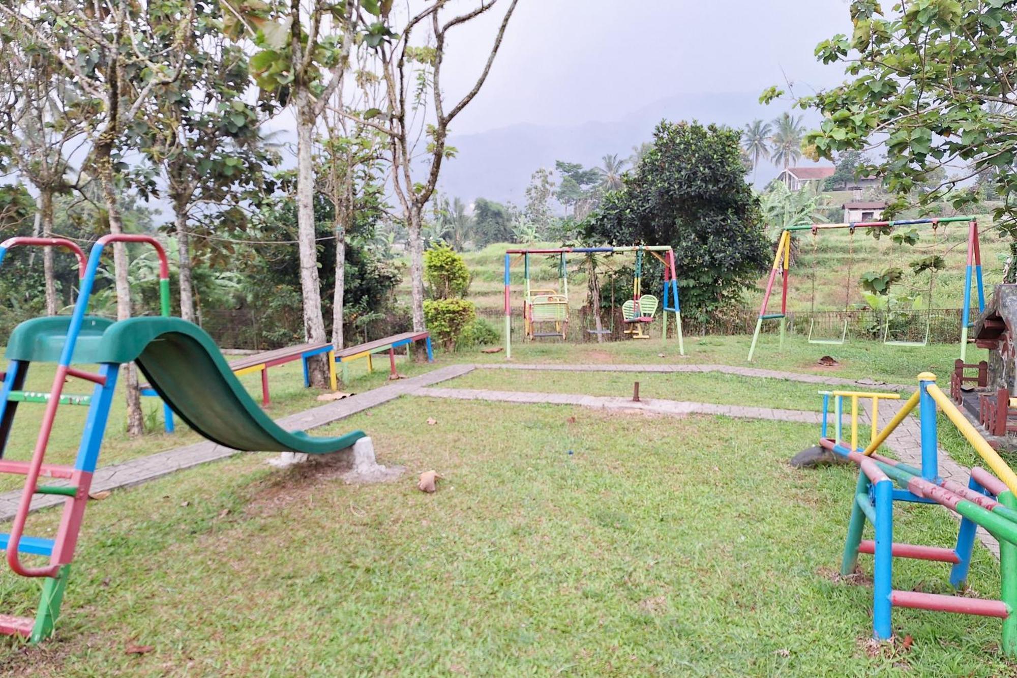 Reddoorz Resort At Tridaya Cisarua Puncak Екстер'єр фото